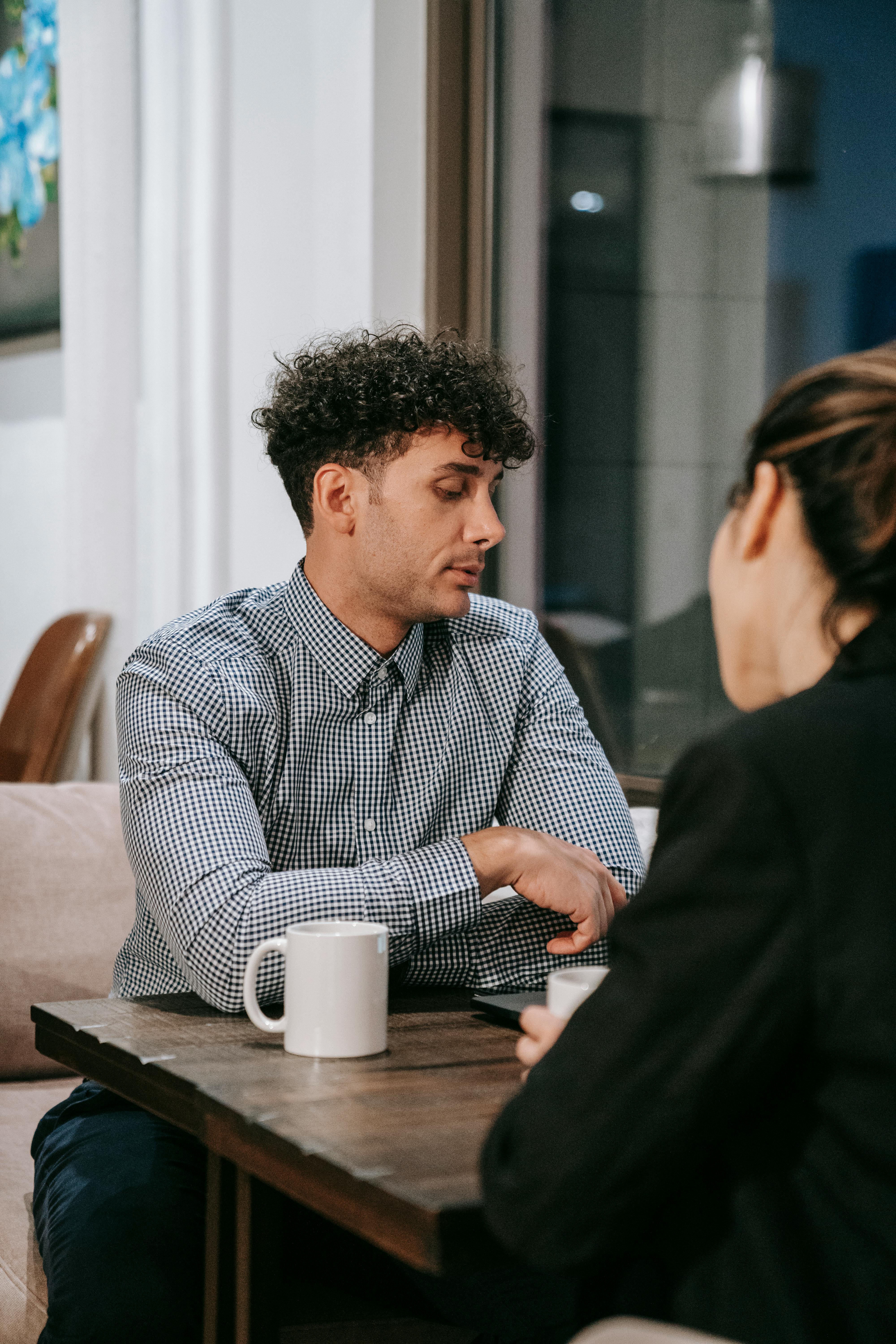 Dos personas en diálogo — mediación
